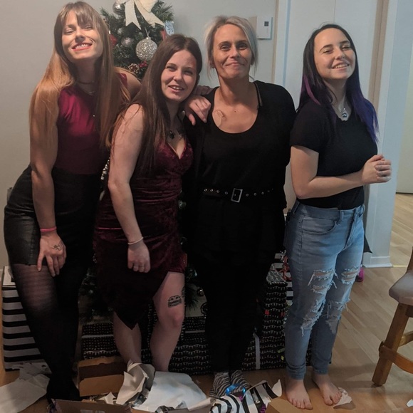 Hi! I’m Claudia 🩶 - Picture 2 of 4